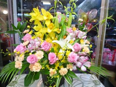 御誕生日アレンジメント、御注文ありがとうございました。｜「銀座ニューフラワー」　（東京都中央区の花キューピット加盟店 花屋）のブログ