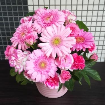 HAPPY　BIRTHDAY・ピンクガーベラ　アレンジメントご注文ありがとうございました。｜「銀座ニューフラワー」　（東京都中央区の花キューピット加盟店 花屋）のブログ