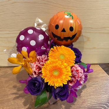 ハロウィーンバルーン入りのアレンジメント　ご注文ありがとうございました。｜「銀座ニューフラワー」　（東京都中央区の花キューピット加盟店 花屋）のブログ