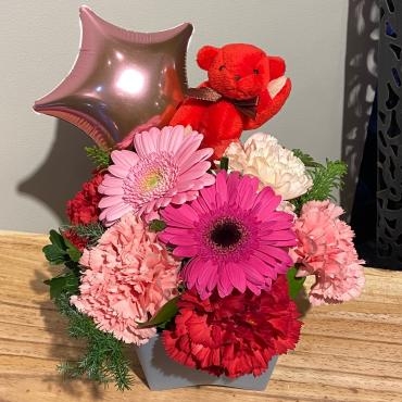 御誕生日のお祝いにBalloon+マスコット付きアレンジメント　ご注文頂き誠にありがとうございました。｜「銀座ニューフラワー」　（東京都中央区の花キューピット加盟店 花屋）のブログ