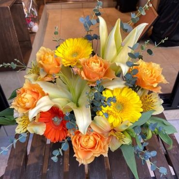 御誕生日　イエロー＆オレンジ　アレンジメントご注文ありがとうございました。｜「銀座ニューフラワー」　（東京都中央区の花キューピット加盟店 花屋）のブログ
