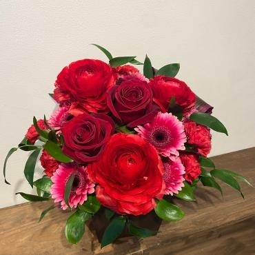 御誕生日プレゼント、赤系アレンジメント！ご注文ありがとうございました。｜「銀座ニューフラワー」　（東京都中央区の花キューピット加盟店 花屋）のブログ