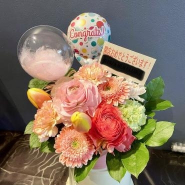 開店のお祝いに、バルーンが入ったアレンジメント！お買い上げいただきました。‼｜「銀座ニューフラワー」　（東京都中央区の花キューピット加盟店 花屋）のブログ