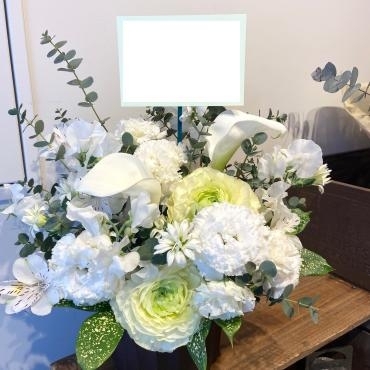 個展のお祝いにアレンジメントお届けしました。ありがとうございました。｜「銀座ニューフラワー」　（東京都中央区の花キューピット加盟店 花屋）のブログ