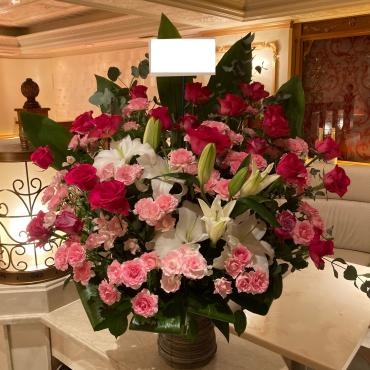 夜のお店に周年のお祝いアレンジメントをお届けいたしました。ご注文ありがとうございます。｜「銀座ニューフラワー」　（東京都中央区の花キューピット加盟店 花屋）のブログ