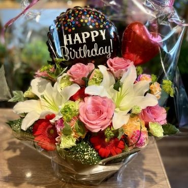 お誕生日バルーン入りアレンジメント　ご注文ありがとうございました。｜「銀座ニューフラワー」　（東京都中央区の花キューピット加盟店 花屋）のブログ