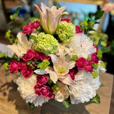 結婚記念日のお祝いにアレンジメントをお届け致しました。｜「銀座ニューフラワー」　（東京都中央区の花キューピット加盟店 花屋）のブログ