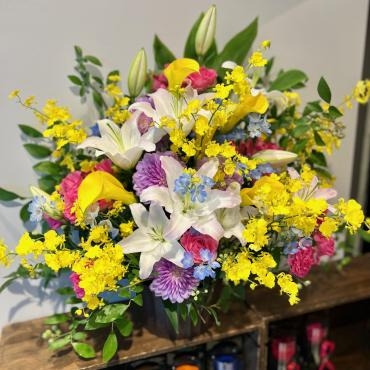 個展開催のお祝いにアレンジメントのご注文いただきました。ありがとうございました。｜「銀座ニューフラワー」　（東京都中央区の花キューピット加盟店 花屋）のブログ