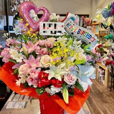 フラワーアレンジメント＋HAPPY BIRTHDAY　Balloonアレンジメントお届けいたしました。｜「銀座ニューフラワー」　（東京都中央区の花キューピット加盟店 花屋）のブログ